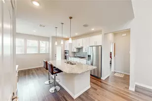 9828 Michael Irvin St, Irving, TX 75063 - Photo 9