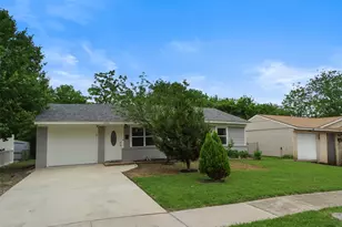 202 E Cober Dr, Grand Prairie, TX 75051 - Photo 1