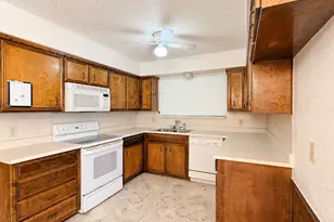 712 Pecan St, Burleson, TX 76028 - Photo 11