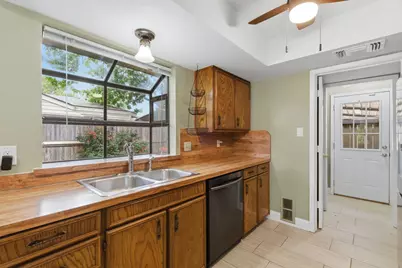 633 Hunters Glen Street, Lewisville, TX 75067 - Photo 13