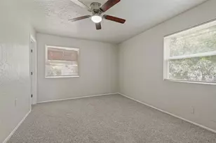 3221 Ridgeview Cir, Irving, TX 75062 - Photo 9