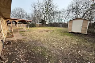 415 W Highland Dr, Whitewright, TX 75491 - Photo 3