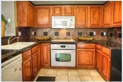 907 Canal, Irving, TX 75063 - Photo 3