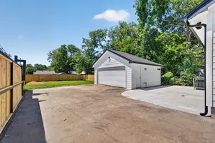 4002 Falls Dr, Dallas, TX 75211 - Photo 23