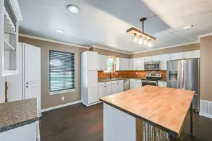 2024 Walker St, Granbury, TX 76048 - Photo 11