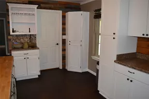 2024 Walker St, Granbury, TX 76048 - Photo 13