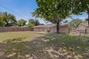 2718 Wesleyan Dr, Irving, TX 75062 - Photo 35