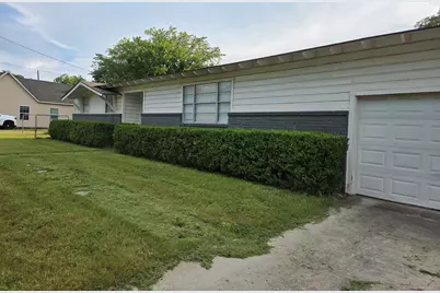 304 S Buffalo Street, Chico, TX 76431 - Photo 3