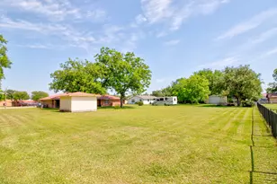 808 S Jefferson St, Pilot Point, TX 76258 - Photo 25