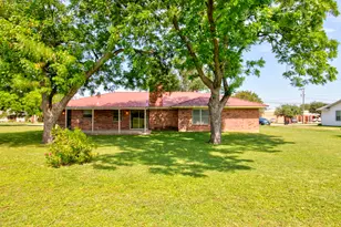 808 S Jefferson St, Pilot Point, TX 76258 - Photo 3