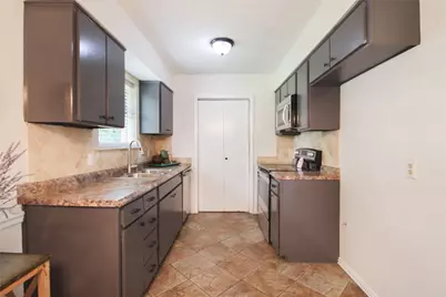 703 N Douglas Avenue, Cleburne, TX 76033 - Photo 9