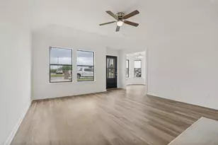 1905 Lakeview Dr, Grand Prairie, TX 75051 - Photo 3