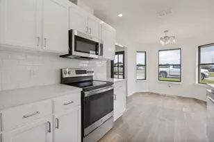 1905 Lakeview Dr, Grand Prairie, TX 75051 - Photo 7