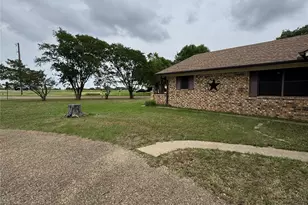 636 E Kempner St, Mabank, TX 75147 - Photo 3