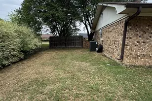 636 E Kempner St, Mabank, TX 75147 - Photo 9