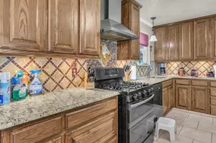 412 Douglas St, Burleson, TX 76028 - Photo 11