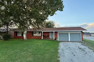 200 Arden St, Bowie, TX 76230 - Photo 1