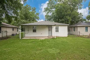 717 Small St, Bowie, TX 76230 - Photo 23