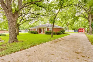 506 E McFarland St, Grandview, TX 76050 - Photo 3