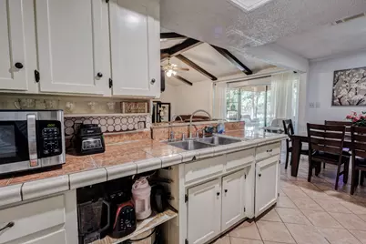 509 E Phillip Court, Grand Prairie, TX 75051 - Photo 13