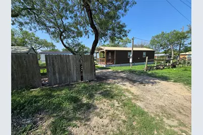 205 W Travis Street, Karnes City, TX 78118 - Photo 11