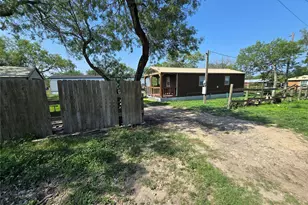 205 W Travis St, Karnes City, TX 78118 - Photo 11