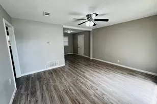 1026 SW 3rd St, Grand Prairie, TX 75051 - Photo 3