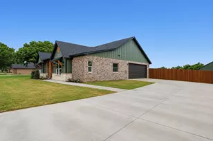 3201 Walnut Creek Pkwy, Granbury, TX 76049 - Photo 3