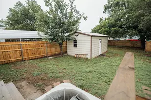 305 Ball St, Tom Bean, TX 75491 - Photo 29