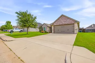 123 Donna Cir, Granbury, TX 76049 - Photo 3