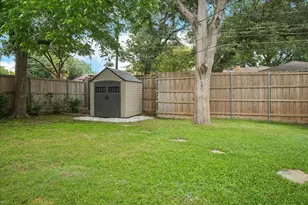 8426 Baumgarten Dr, Dallas, TX 75228 - Photo 35