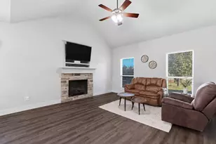 824 E Northside Dr, Pilot Point, TX 76258 - Photo 3