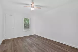 541 NW King St, Burleson, TX 76028 - Photo 15