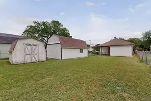 907 Ogden Ave, Cockrell Hill, TX 75211 - Photo 35