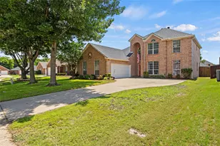 2715 Forest Lake Dr, Grand Prairie, TX 75052 - Photo 3