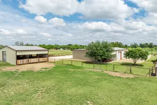 560 Meadow Ln, Crawford, TX 76638 - Photo 7