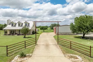 560 Meadow Ln, Crawford, TX 76638 - Photo 5