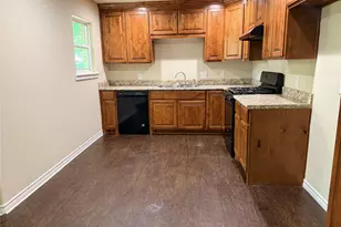 542 W Wilson St, Cleburne, TX 76033 - Photo 5