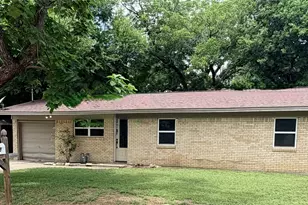 542 W Wilson St, Cleburne, TX 76033 - Photo 1