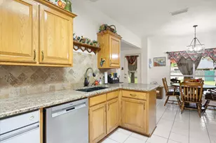 8912 Green Leaves Dr, Granbury, TX 76049 - Photo 5