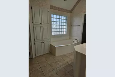 611 Ashbrook Court, Euless, TX 76039 - Photo 13