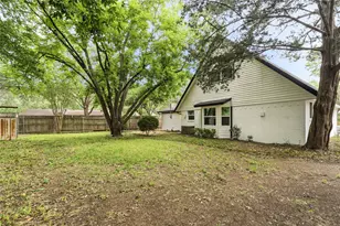 220 Robert St, Burleson, TX 76028 - Photo 5