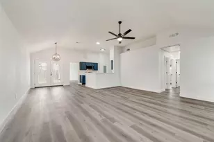 204 Hollywood Dr, Glenn Heights, TX 75154 - Photo 5