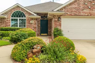 305 Chantilly Ct, Hurst, TX 76054 - Photo 5