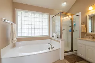 305 Chantilly Ct, Hurst, TX 76054 - Photo 27