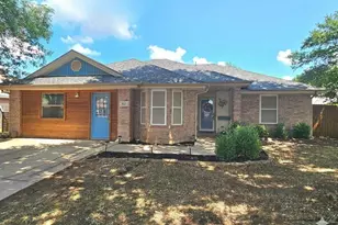 421 Arnold Ave, Burleson, TX 76028 - Photo 1