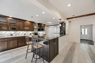 1019 Loch Lomond Dr, Arlington, TX 76012 - Photo 13