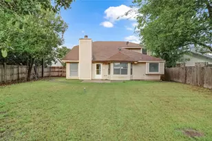 6305 Meadowglen Dr, Arlington, TX 76018 - Photo 25