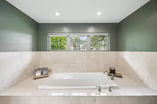 9261 Meadowglen Dr, Dallas, TX 75238 - Photo 19