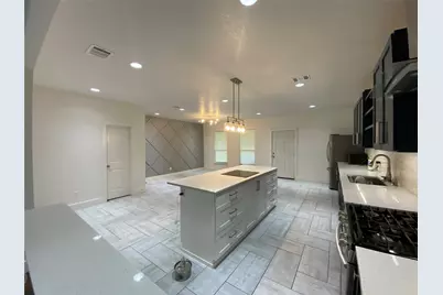 134 W Cober Drive, Grand Prairie, TX 75051 - Photo 3